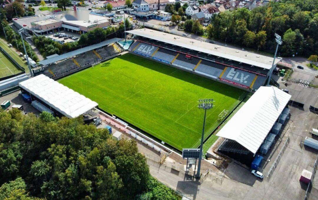 首次登上德甲舞台的“小球场”：容量仅1万人！小镇球队书写德国足球“童话”